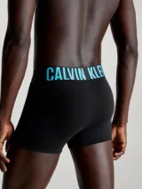 Pack de tres bóxers negros ajustados Calvin Klein de algodón y elastano, con cintura elástica azul con el logo de la marca en blanco.