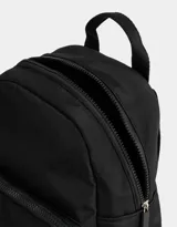 Mochila negra de tela deportiva con bolsillo frontal con cierre, correas regulables, manija superior, cierre superior y tag de goma.