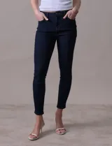 Jean skinny de tiro medio, color azul oscuro, con pretina con pasadores, botón y cierre.