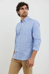 Camisa celeste de lino y algodón, de corte clásico, con cuello button-down y manga larga.