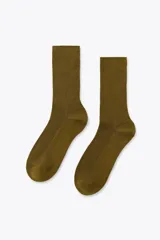 Calcetines color crema de tejido fino con textura acanalada.