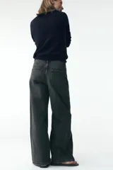 Pantalón de jean azul de corte ancho, tiro alto y efecto lavado.