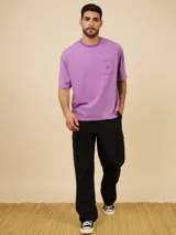 Pantalón cargo negro de corte relajado, con múltiples bolsillos y diseño práctico.