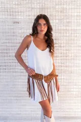 Vestido corto negro de muselina con breteles finos y escote en V.