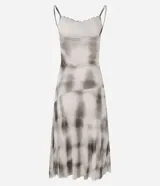 Vestido midi de tul con estampado tie-dye en tonos beige y marrón, breteles finos, escote en V con encaje y abertura lateral con detalle de encaje.