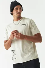 Remera de manga corta color ladrillo, con cuello redondo y estampado con texto y diseño abstracto en el frente.