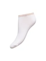 Medias blancas de corte bajo con borde superior plateado brillante.