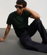 Remera azul marino de corte regular, confeccionada en tejido de piqué de algodón. Tiene cuello redondo con rib, mangas cortas y diseño liso.