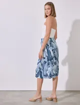 Falda midi en satén plisado de diseño abstracto en tonos azules, con pretina ancha elastizada.