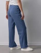 Pantalón celeste de tejido soft, corte wide leg y pretina ancha elastizada.