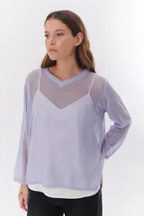 Sweater tejido de punto calado color camel, con escote en V y mangas largas.