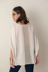 Blusa italiana color verde militar, de lino y algodón, con calado en los costados y espalda, calce holgado y dos bolsillos delanteros.