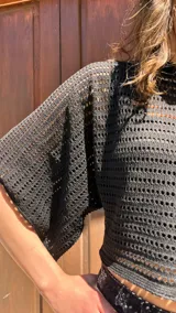 Buzo calado color blanco, de mangas 3/4 y corte holgado.