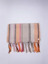 Bufanda rectangular con diseño de jacquard a cuadros en tonos beige, naranja y gris.
