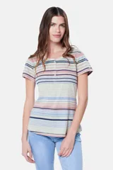 Remera de manga corta con botones, con rayas horizontales en tonos beige, azul, rosa y gris.