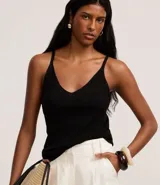 Musculosa de punto canelado color negro con hilo metalizado y escote en V.