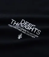 Remera negra de corte relajado con cuello redondo y manga corta. Presenta un pequeño estampado blanco en el pecho izquierdo con el texto "DEEP THOUGHTS" y un símbolo debajo.