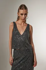 Blusa gris con lentejuelas, de poliéster, corte holgado y escote en V.