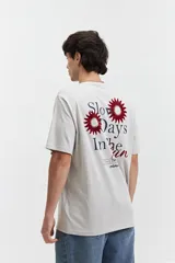 Remera gris de manga corta con cuello redondo y estampado en el pecho con la frase "Slow Days In The Sun".