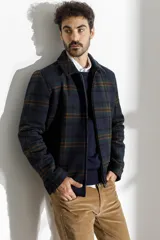 Chaqueta de corte clásico con estampado a cuadros en tonos verde, marrón y azul.