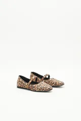 Balerinas con estampado animal print, tira sobre el empeine y remaches metálicos.