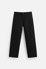 Pantalón negro de corte recto confeccionado en tejido de algodón.