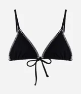 Top de bikini triangular negro con textura fruncida y pespuntes blancos en contraste. Tirantes finos y cierre trasero con lazo.