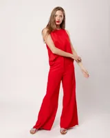 Pantalón de lino rojo de tiro alto y corte palazo, con cintura elástica trasera y tajos laterales.