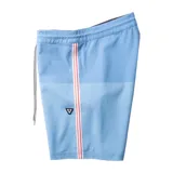 Boardshort celeste de 17.5" con detalles de rayas y cintura elástica con cordón.