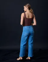 Jean de pierna ancha color celeste, marca Angels of Difference. Pretina con pasadores, botón y cierre. Delantera y trasera con bolsillos.