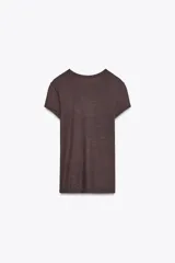 Camiseta rosa de viscosa, corte slim fit, cuello redondo y manga corta.