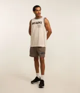 Musculosa deportiva de baloncesto color crema con cuello redondo y ribete en marrón. Estampado frontal con la palabra "Miami" y el número 33 en marrón.