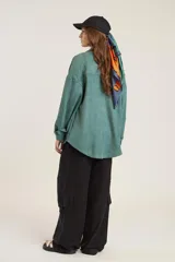 Pantalón de calce ancho y fluido en color negro, confeccionado en tejido de cupro. Presenta bolsillos laterales tipo cargo y un diseño de tiro alto.