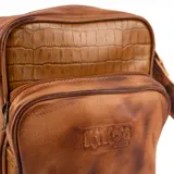 Bandolera de cuero color terracota con correa ajustable, cierre superior y bolsillo externo con cierre. Incluye bolsillo interno y logo de la marca en el frente.