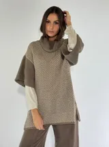 Top color marrón, de punto con cuello alto y diseño amplio.