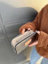 Billetera de cuero en peltre crocco, con cierre metálico y monedero interno, tamaño grande.
