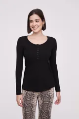 Remera de manga larga entallada en color blanco, confeccionada en algodón. Presenta cuello redondo con una hilera de botones frontales y un pequeño bolsillo en el pecho con detalle de botón.