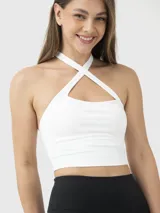 Top deportivo blanco con espalda descubierta y tiras cruzadas en el frente.
