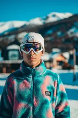 Gorro de lana color crudo con etiqueta de la marca en el frente.