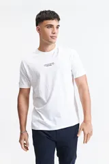 Remera blanca de manga corta con cuello redondo y estampado pequeño en el pecho.