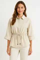 Chaqueta color beige de viscosa con botones, cuello camisero y cordón ajustable en la cintura.