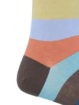 Calcetines largos a rayas horizontales de diferentes colores: marrón, azul, celeste, verde, amarillo y naranja.