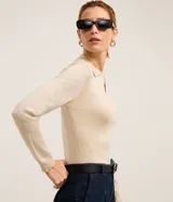 Blusa negra de viscosa con cuello en V con solapa, mangas largas y corte delantero.