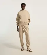 Pantalón de jogging color beige, con cintura elástica, cordón de ajuste y forro de polar.