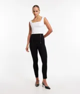 Pantalón skinny de bengalina negra, corte sastrero, tiro alto y cierre track frontal.
