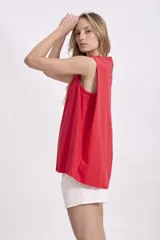 Musculosa negra de algodón con corte holgado.