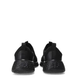 Championes Umbro para mujer de estilo slip-on, color negro, con capellada de tejido respirable y diseño sin cordones. Incluyen tiradores en el talón y el empeine para facilitar el calce, y una suela de goma al tono con amortiguación.