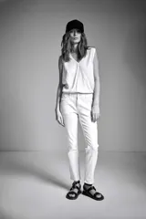 Pantalón blanco de denim, corte slim y tiro medio.
