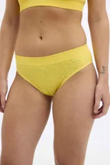 Conjunto de ropa interior color marrón con estampado de cebra, compuesto por un corpiño tipo bralette y una bombacha tipo bikini.