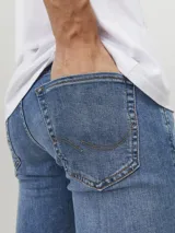 Pantalón de jean de corte slim fit, color azul denim, con tiro bajo, rodilla ajustada y pierna ceñida.